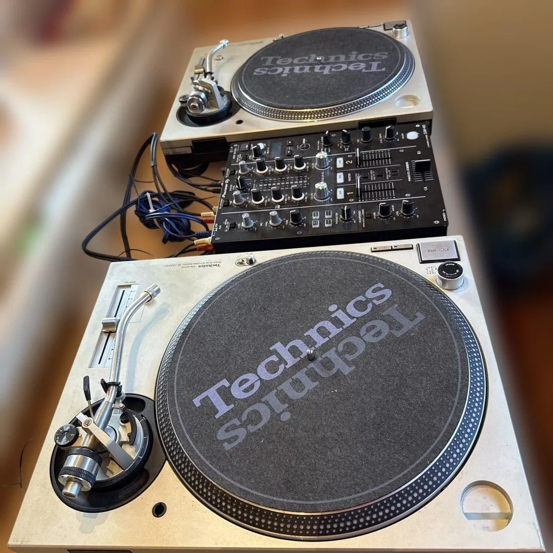 DJ Set: Technics SL-1200MK5, Pioneer DJM-450
